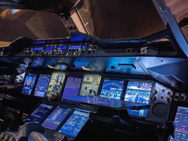 驾驶舱控制面板-美国退役飞机公司